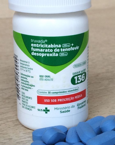 A imagem mostra a apresentação do Truvada®, produzido no Brasil e fornecido gratuitamente pelo SUS.