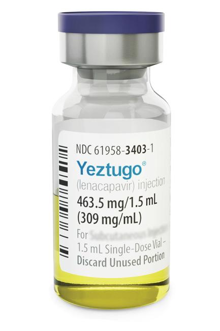 A imagem mostra a apresentação farmacêutica do medicamento Yeztugo®, com um frasco de vidro com rótulo com o nome comercial e informações como concentração do lenacapavir. O frasco translúcido contém um líquido amarelo.